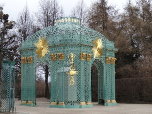 Two trellised gazebos stand on the sides of the palace.